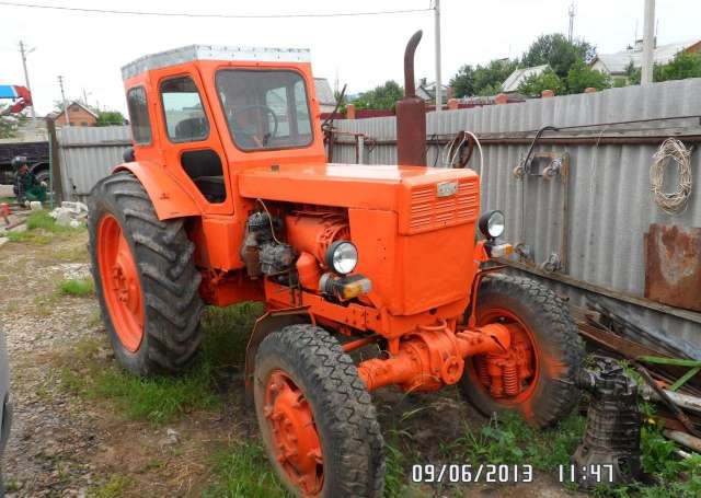 Купить трактор на авито в пензенской области. Трактор т-40 оранжевый. Трактор т 40 красный. Т 40ам красный. Трактор т 40 ам в Чувашии.