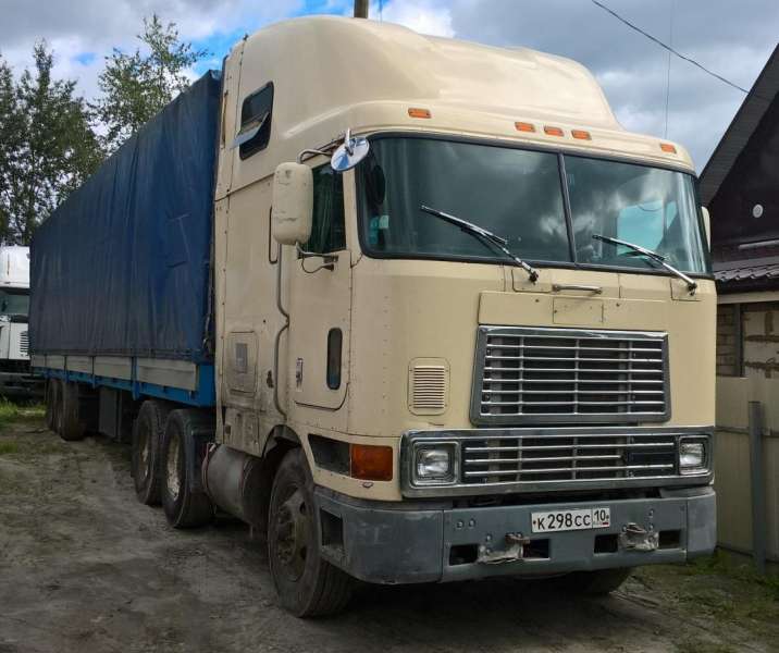 Авито тягачи. International 9800 SBA. Грузовик International 9800. International 9800 1998. Грузовой тягач Интернешнл-9800.