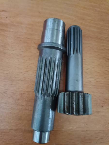 Takeuchi TB 045 вал редуктора хода и гидромотора