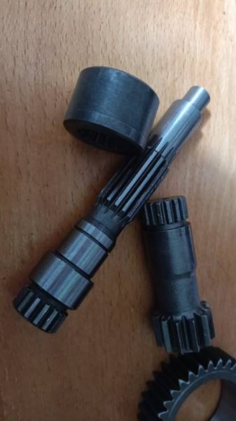 PHV 300-41-5-8020b вал редуктора и гидромотора хода