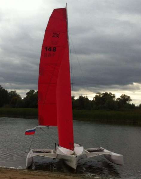 Моторно-парусное судно-тримаран "Скарабей 22"