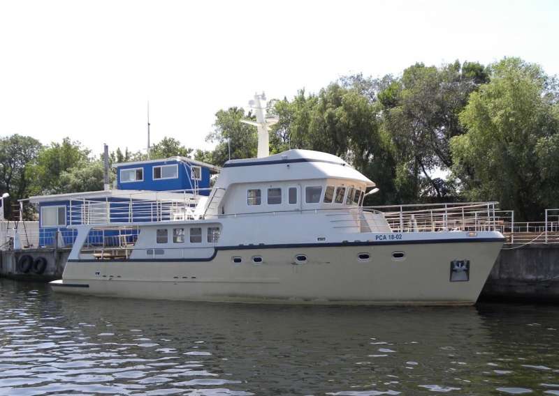 Моторная водоизмещающая яхта-траулер, 62 фута