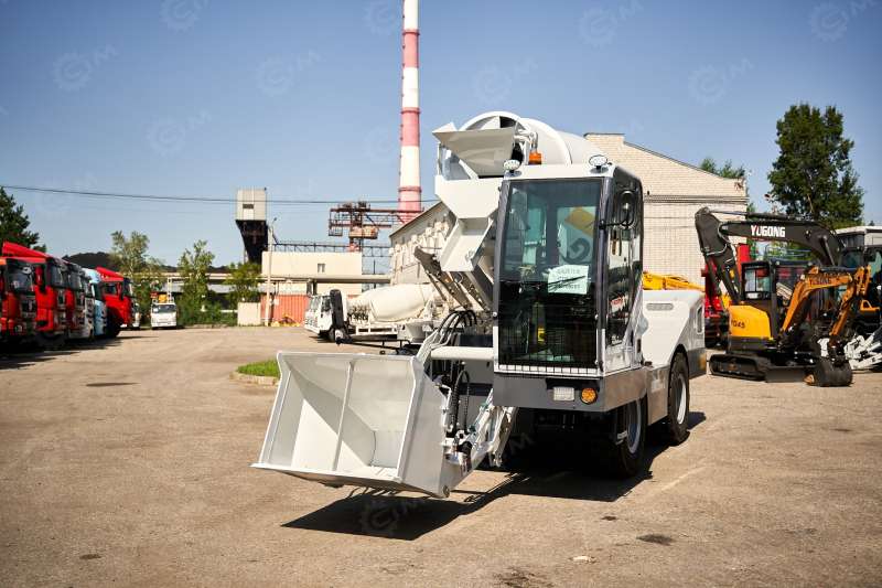 Самозагружающий самоходный бетоносмеситель Yugong SDM40