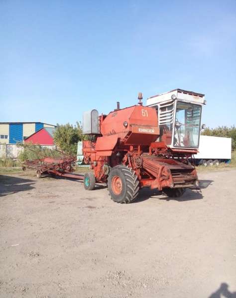 Комбайн Енисей 1200 с телегой