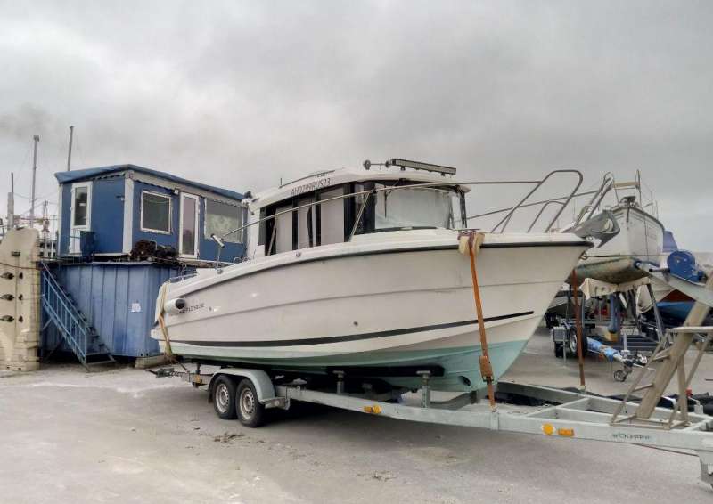 Катер Parker 800 Pilothouse