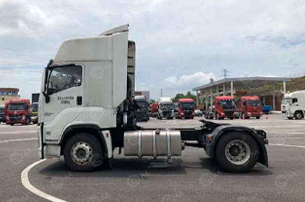 Тягач Isuzu 4 x 2 дв. 338 kw