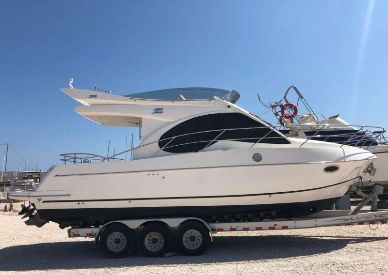 Яхта Galeon 290 FLY