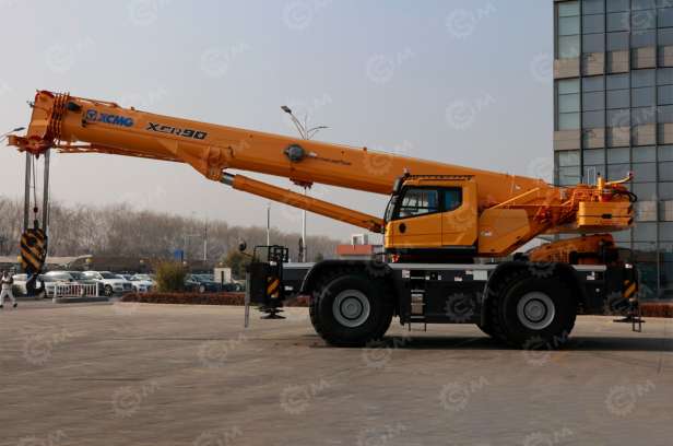Самоходный короткобазный колесный кран XCMG XCR90