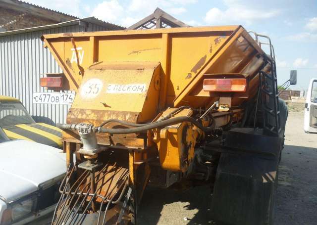 Дорожный пескоразбрасыватель на ЗИЛ-130 и передняя