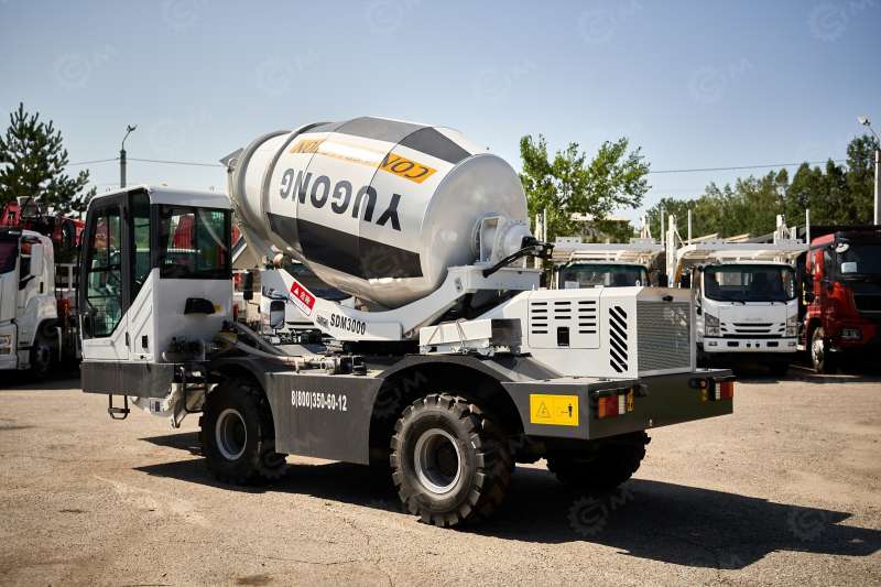 Самозагружающий бетоносмеситель NEW SDM3000 Yugong