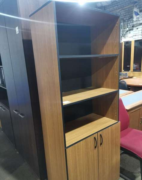 Стеллаж полузакрытый с полками 2 двери орех