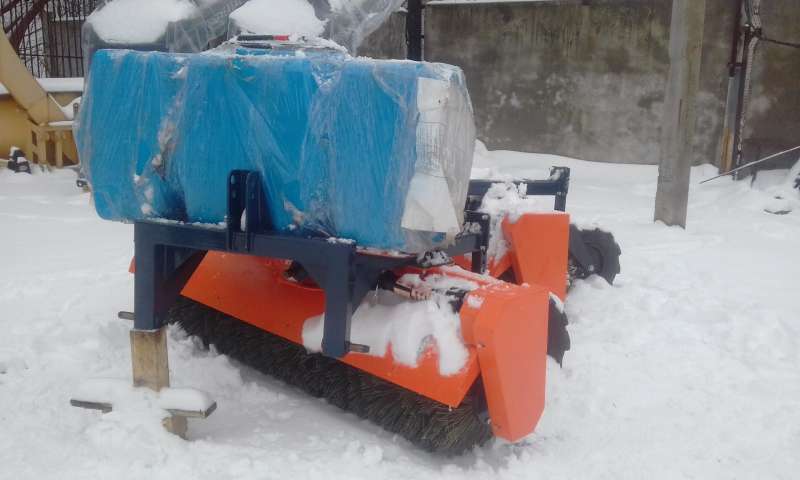 Устройство орошения на тракторную дорожную щетку