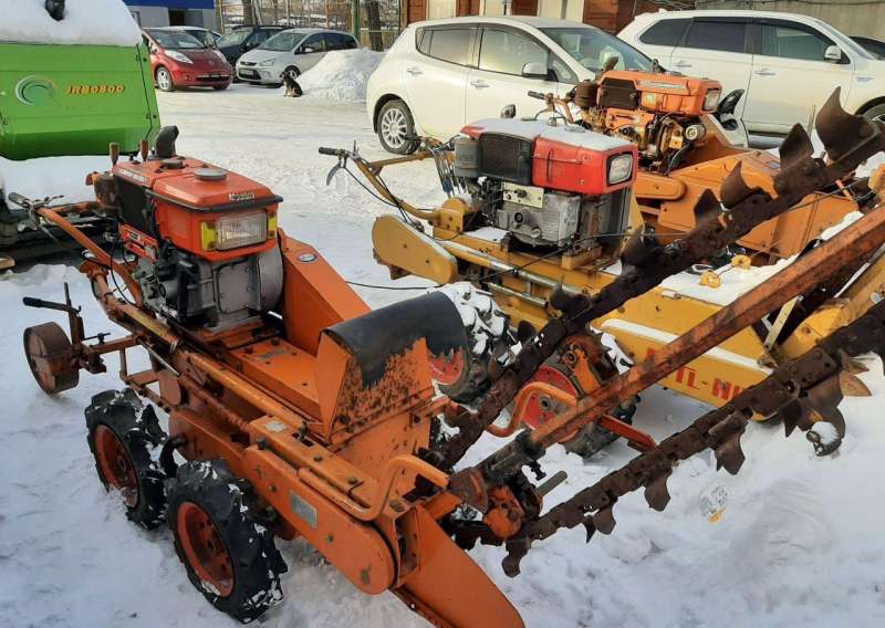 Японский самоходный траншеекопатель kubota F40m