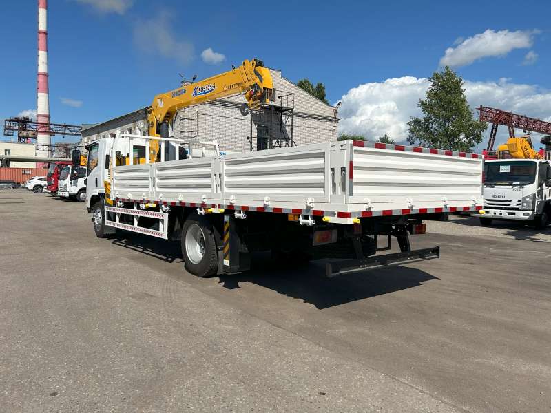 Бортовой грузовик Isuzu 4x2 с КМУ гп 5 т