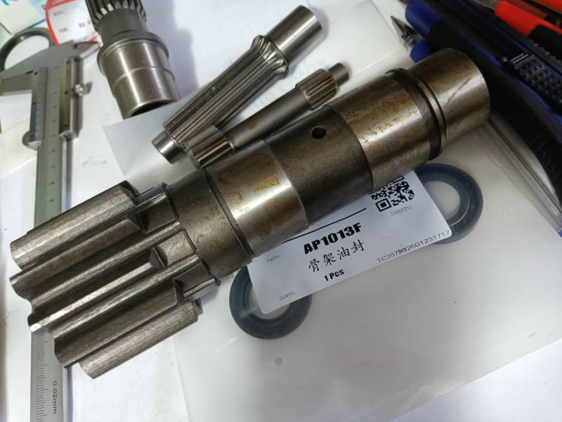 Вал редуктора гидромотора поворота на Komatsu PC10