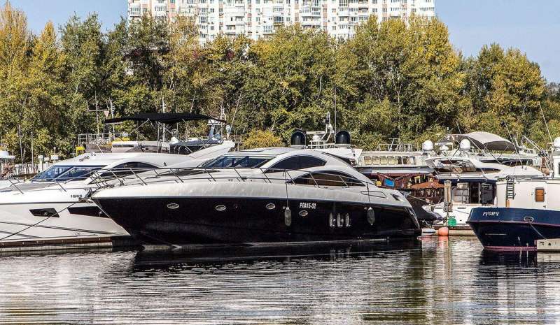 Моторная яхта Sunseeker Predator 62