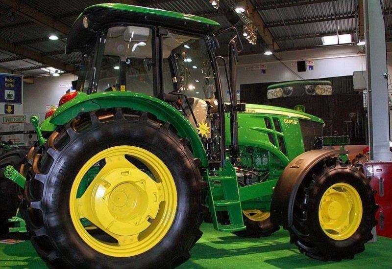 Трактор John Deere 6135B