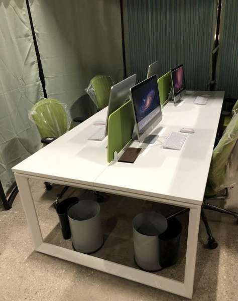 Новые столы белого цвета на 4 рабочих места