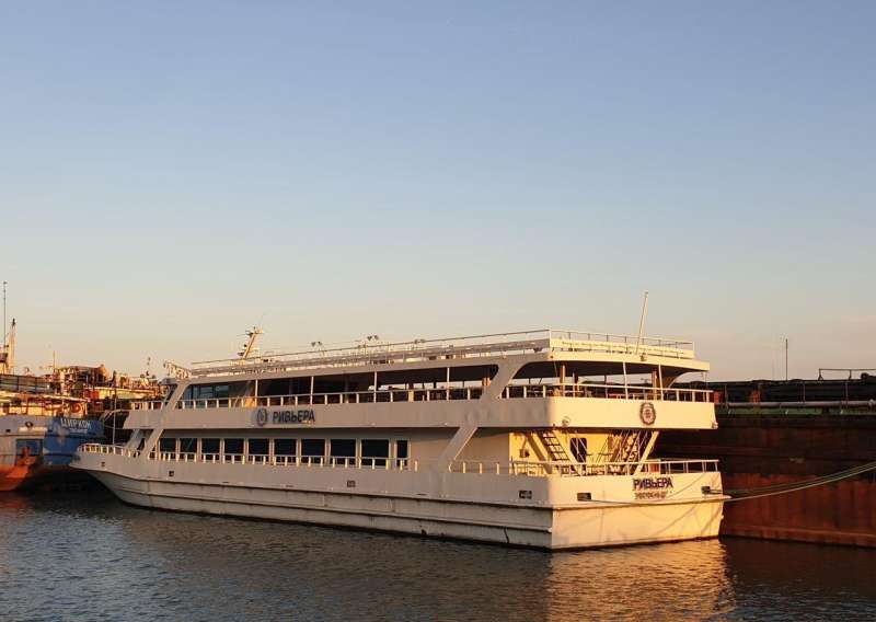 3-Х палубный прогулочный теплоход