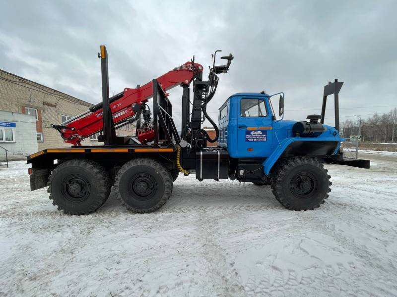 Лесовозный тягач Урал с манипулятором