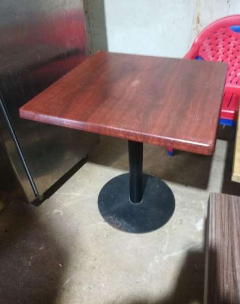 Стол для кафе коричневый 69/69/76