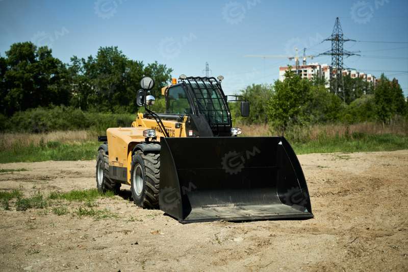 Телескопический погрузчик Yugong TR735 4WD