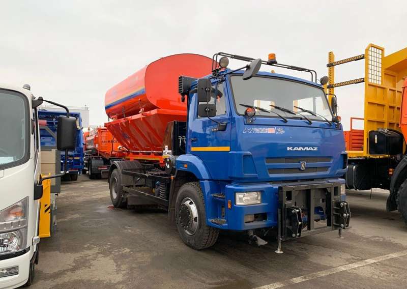 Комбинированная дорожная машина ко-806-40 на шасси