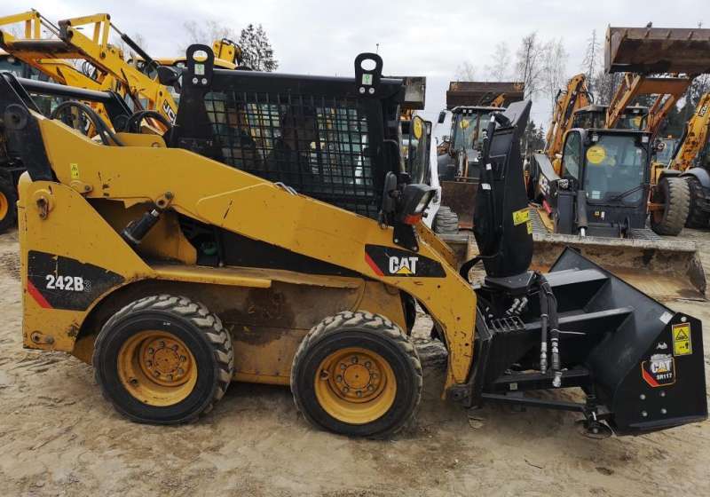 Мини-погрузчик Caterpillar 242B3