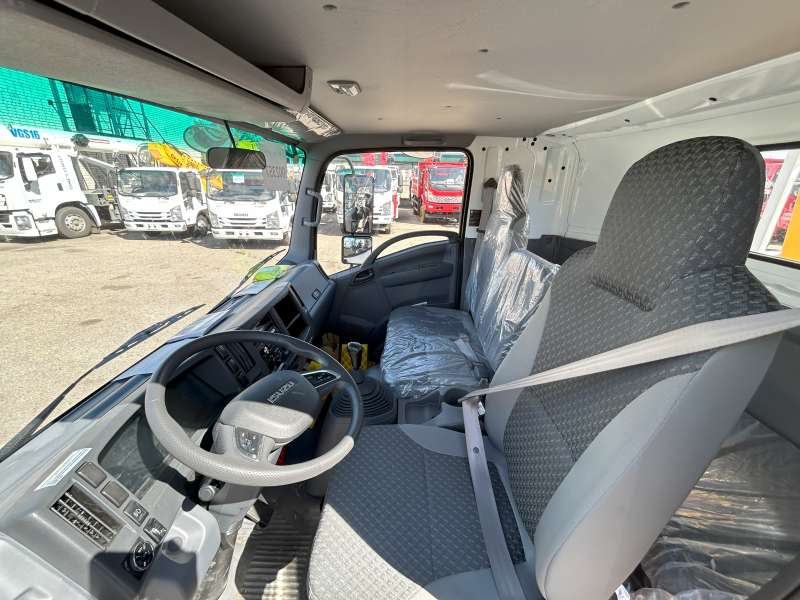 Грузовик Isuzu 4х2 139kw со спальником гп 6 т. КМУ 5
