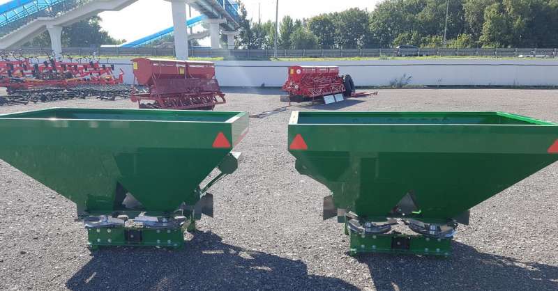 Разбрасыватель минеральных удобрений 950л ART