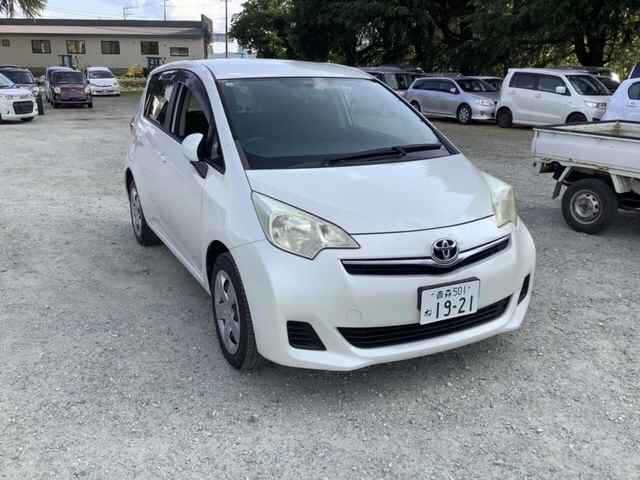 Компактвэн Toyota Ractis NCP125 4WD X минивэн гв 2011