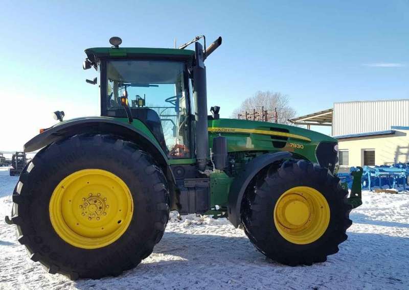 Трактор John Deere 7930