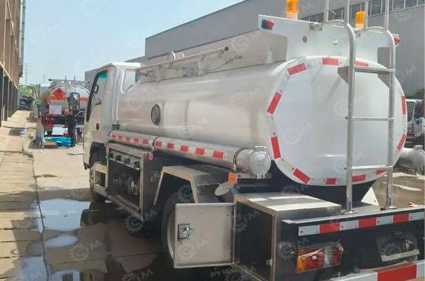 Isuzu 4х2 дв 139kw со спальником бочка 6м3