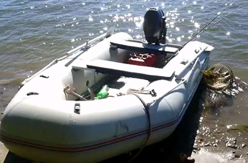 Лодку Nissamaran 320 с мотором Tohatsu 9,8 4-хтакт