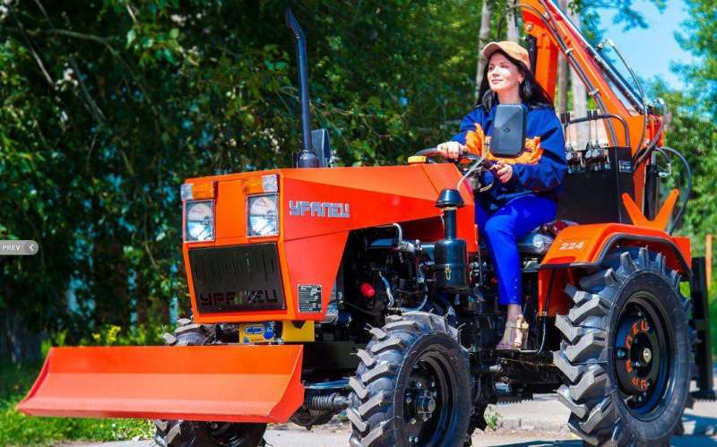 Минитрактор Уралец 2204Б с отвалом