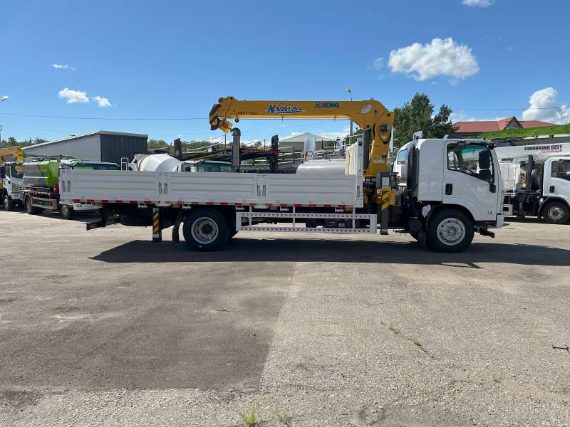 Грузовик Isuzu 4х2 дв 139kw 6 т с КМУ гп 5 т, спальник