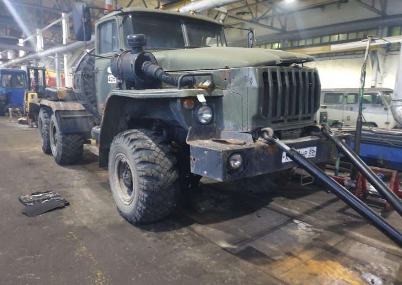 Урал седельный тягач 2000г. 238