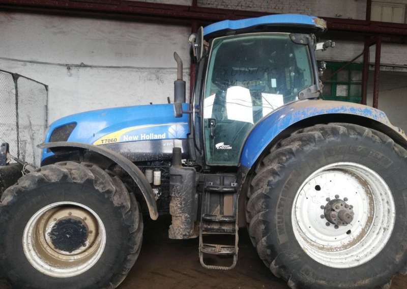 Трактор NEW holland T7060