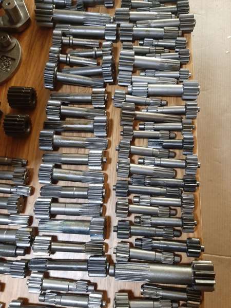 Запчасти редуктора хода : планетарные шестерни, валы, п