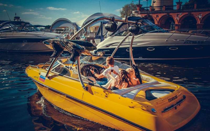 Катер буксировщик Crownline 180 Br (Вейкборд)