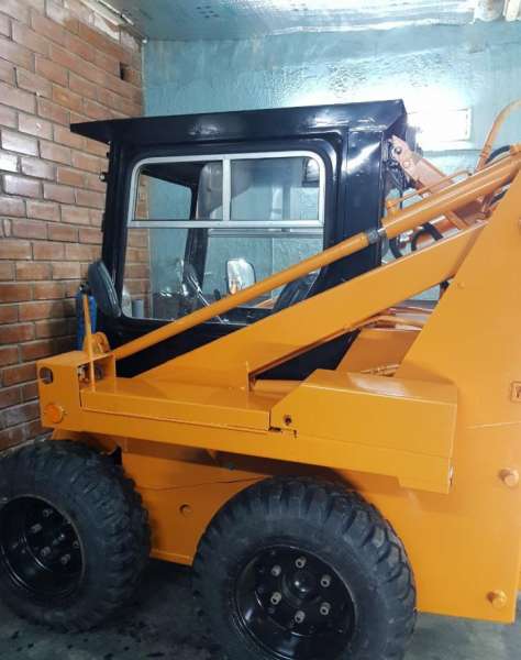 Фронтальный погрузчик мксм 800 2004 г с навеской