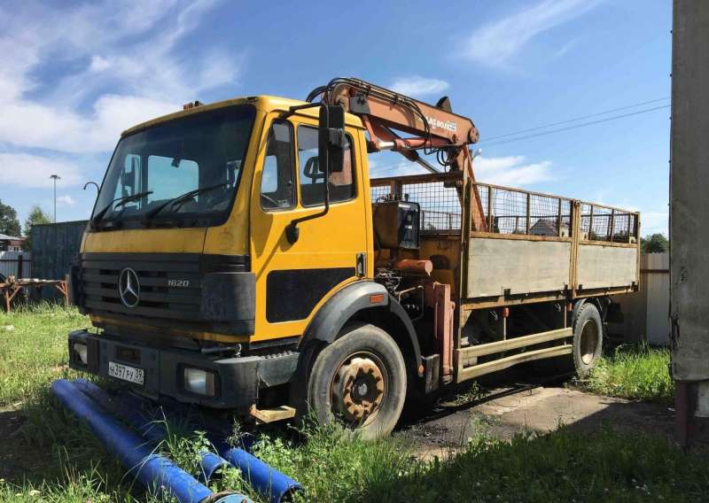 Mercedes-Benz 1820 (оборудован манипулятором)