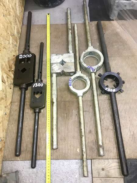 Слесарный инструмент (плашкой, метчико-держатели)