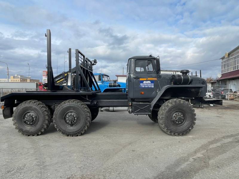 Лесовоз Урал с платформой с местом под КМУ