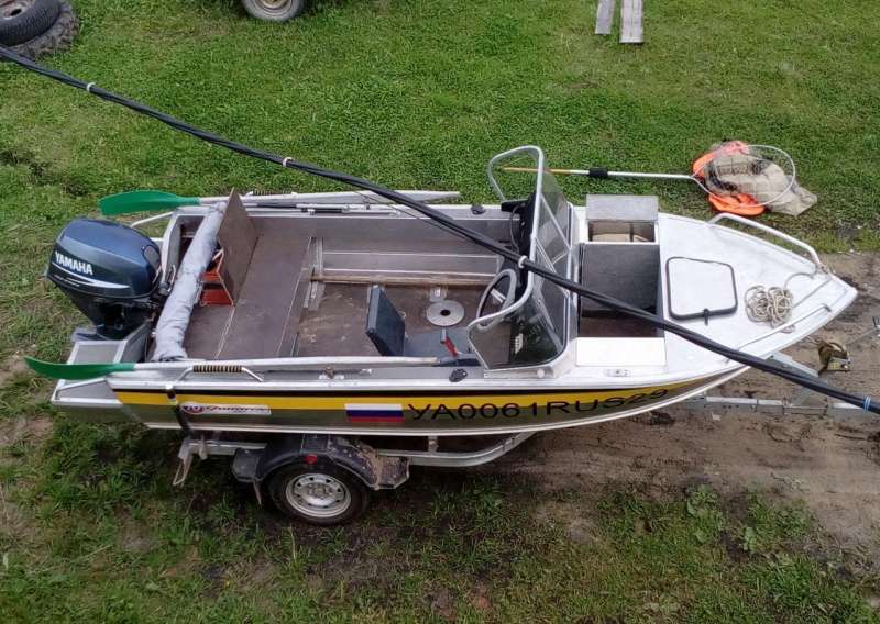 Моторная лодка Quintrex 390