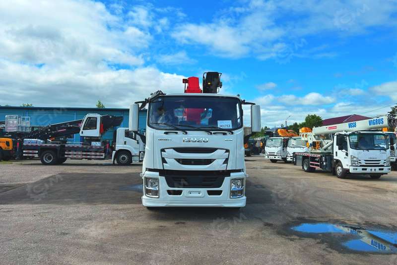 Бортовой грузовик Isuzu 4x2 дв 151kw гп 10 тонн c кму