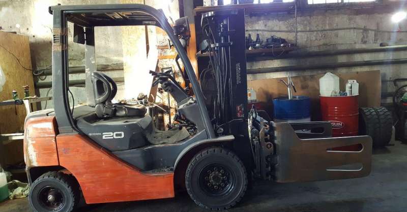 Погрузчик Toyota 8FD20 с захватом для КИП