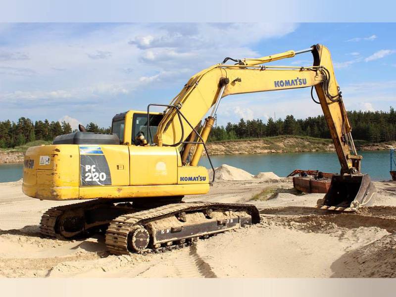 Гусеничный экскаватор Komatsu 220, 2012 г, гидролинии