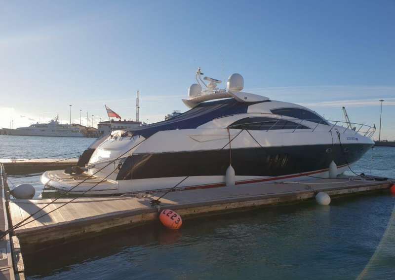 Яхта Sunseeker Predator 72