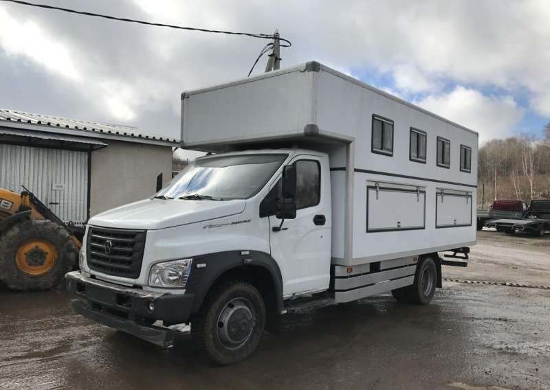 Коневоз на 4 головы на автомобиле Газон Некст